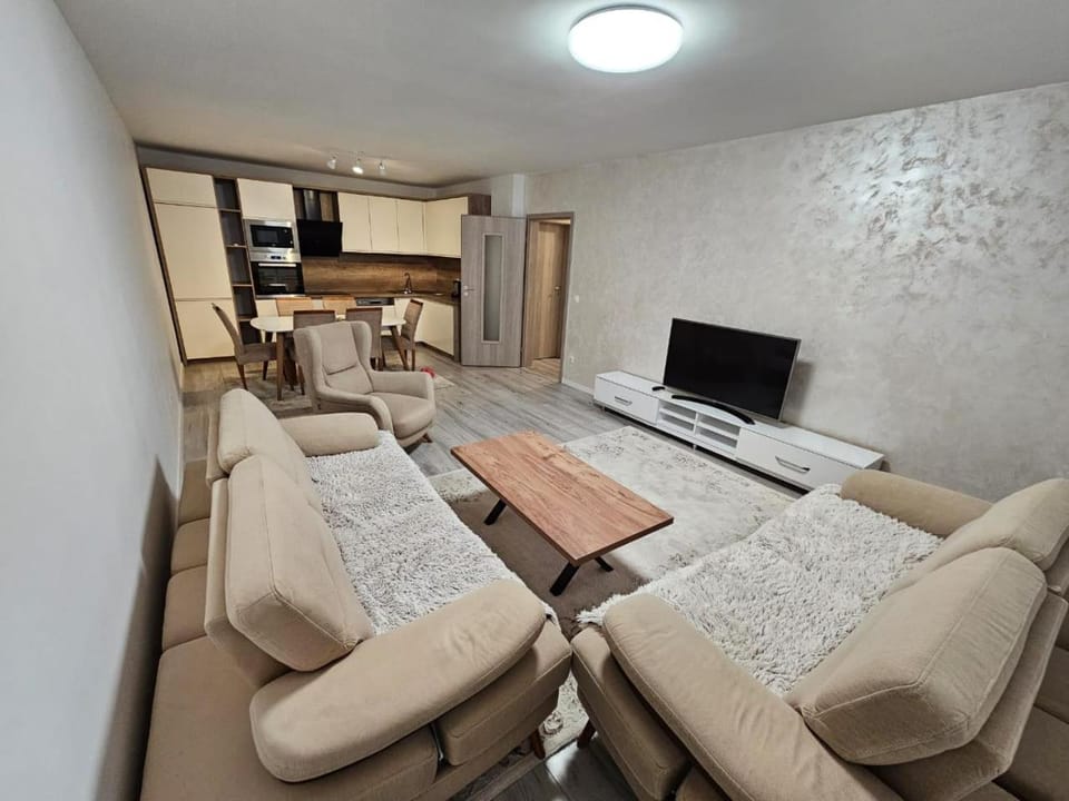 Communal lounge/ TV room, Kitchen or kitchenette, Living room, Seating area, Dining area, oven