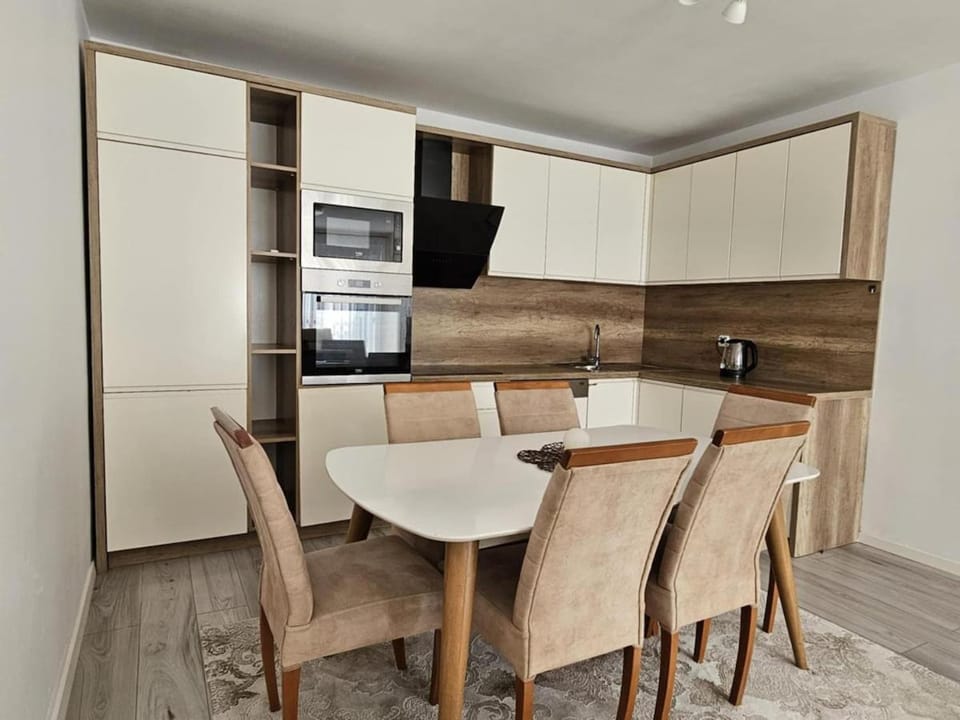 Kitchen or kitchenette, Dining area, stove