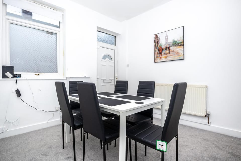 2Bed Mid Terrace Close To Station House in Stoke-on-Trent
