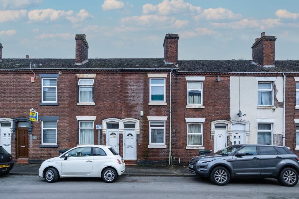 2Bed Mid Terrace Close To Station House in Stoke-on-Trent
