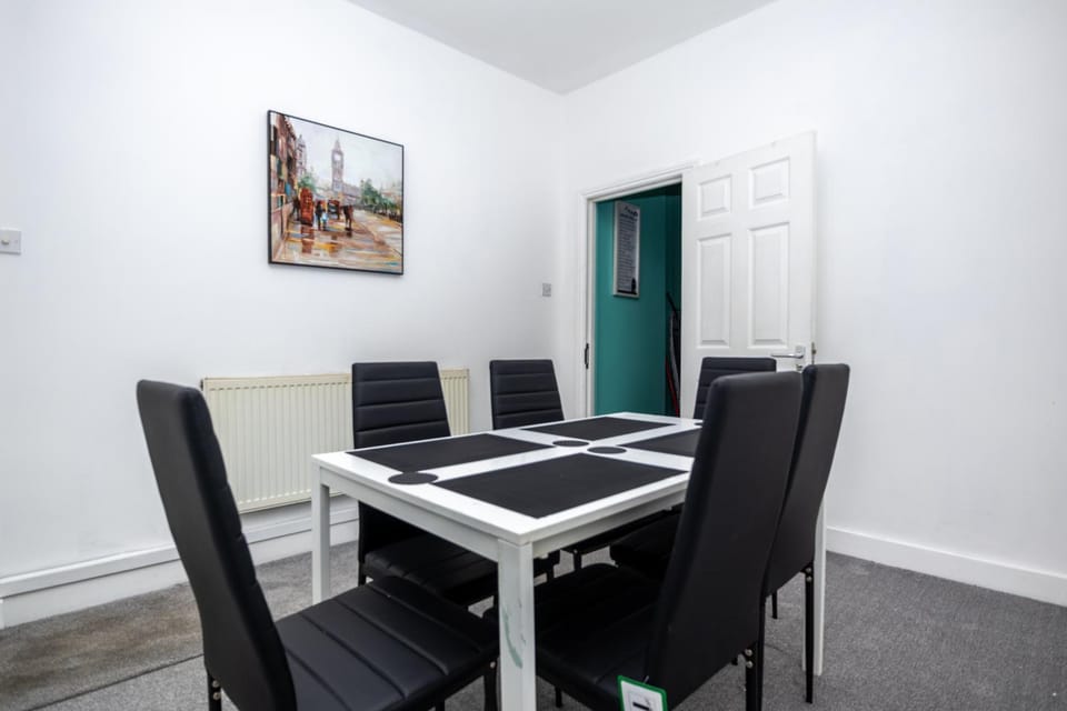 2Bed Mid Terrace Close To Station House in Stoke-on-Trent