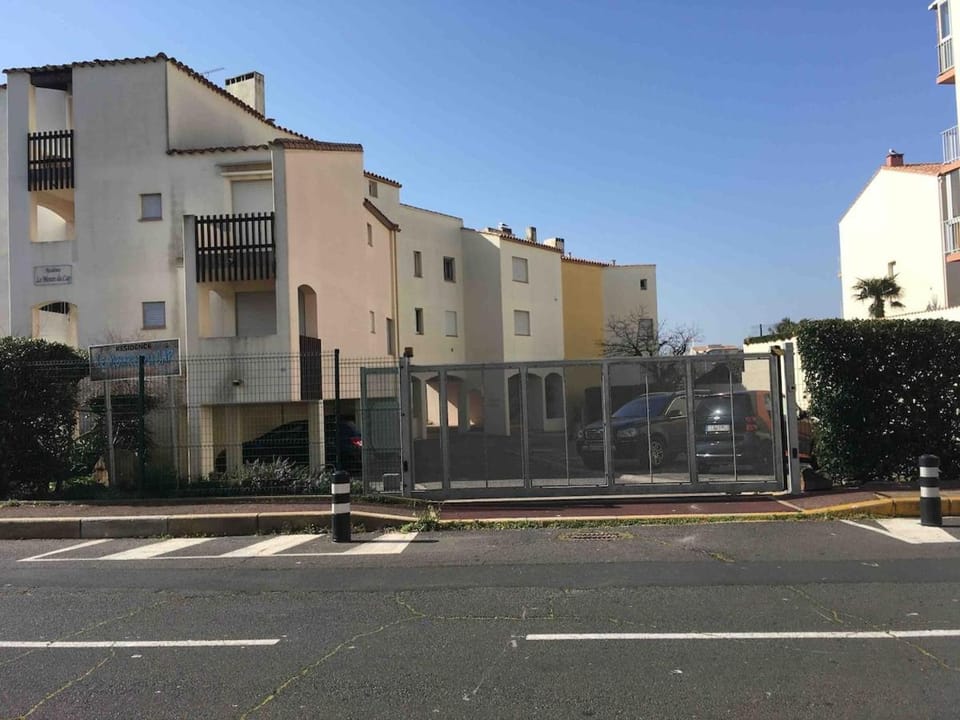Property building, Day, Neighbourhood, Street view, Location, Parking