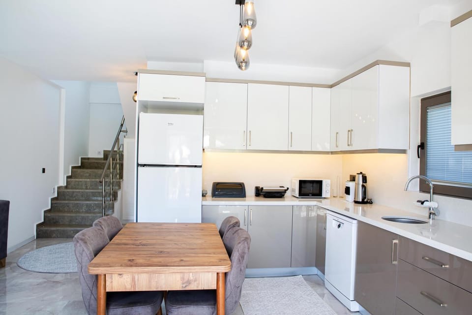 Kitchen or kitchenette, Dining area