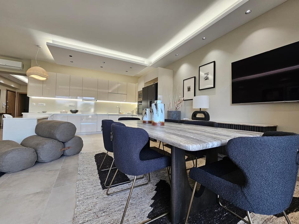 TV and multimedia, Kitchen or kitchenette, Living room, Seating area, Dining area