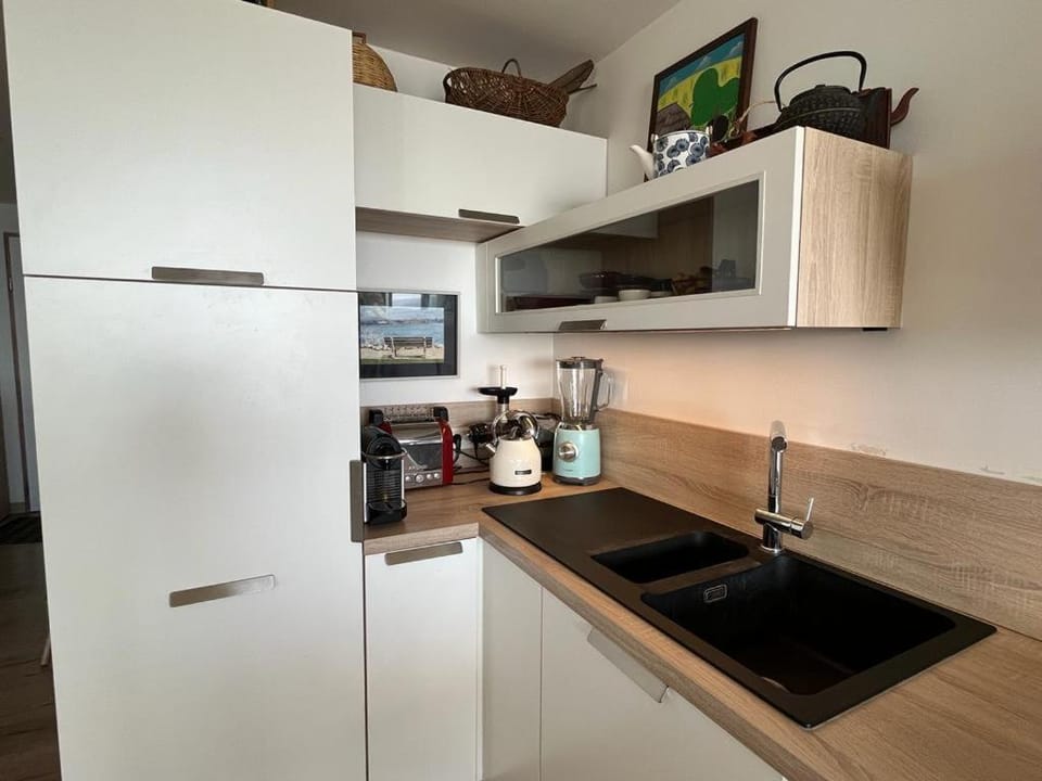 Coffee/tea facilities, dishwasher, oven, stove, toaster