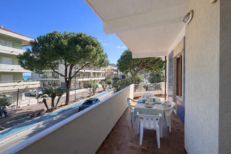 Property building, Balcony/Terrace, Dining area