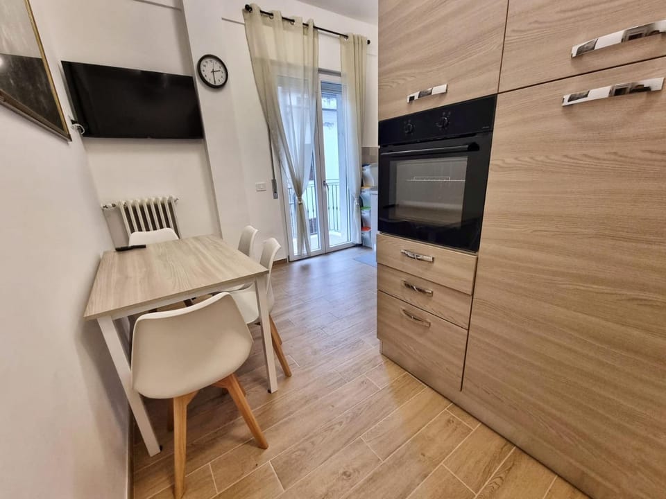 TV and multimedia, Balcony/Terrace, Kitchen or kitchenette, Dining area, oven, air conditioner