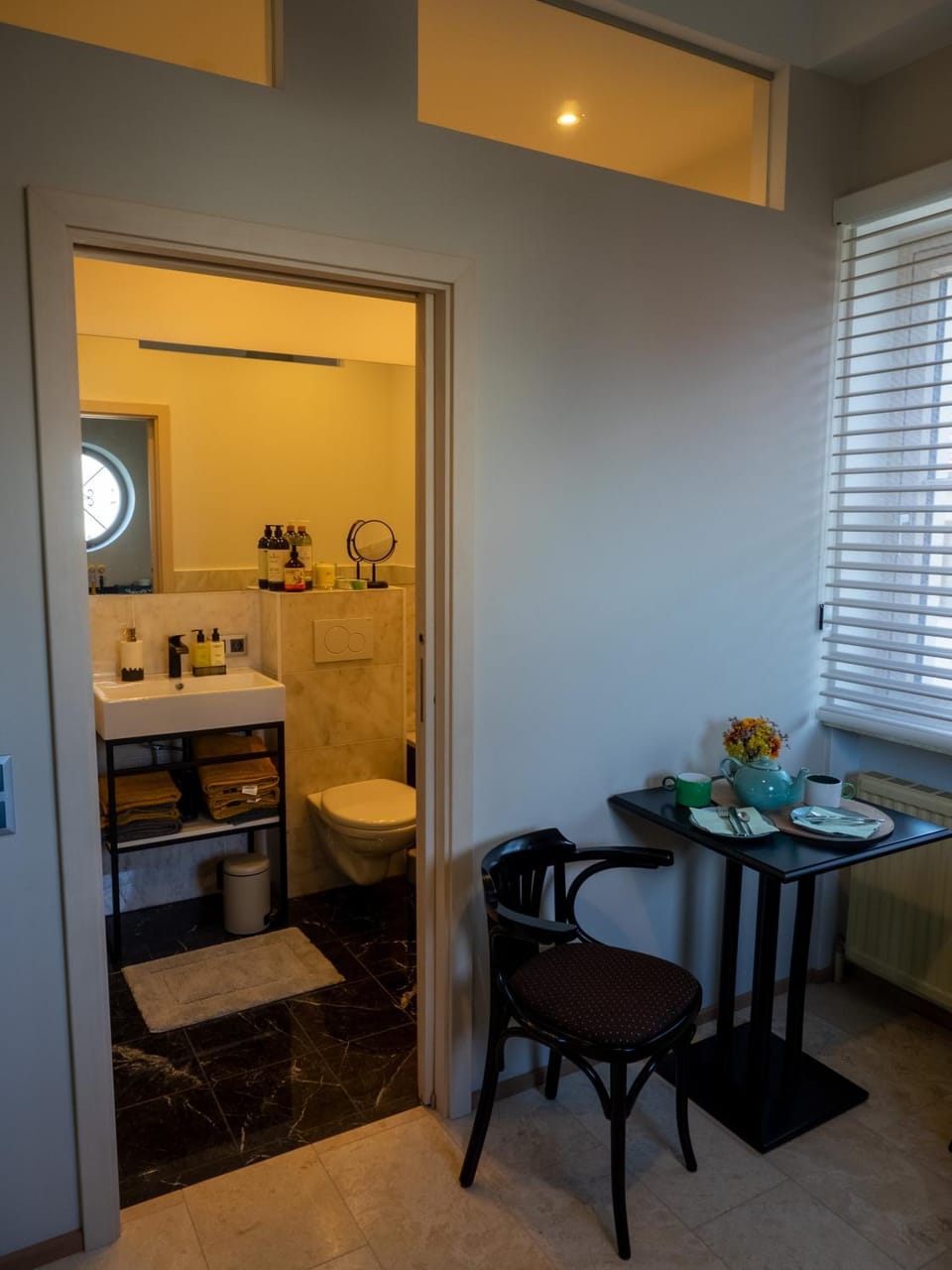 Bathroom, Dining area