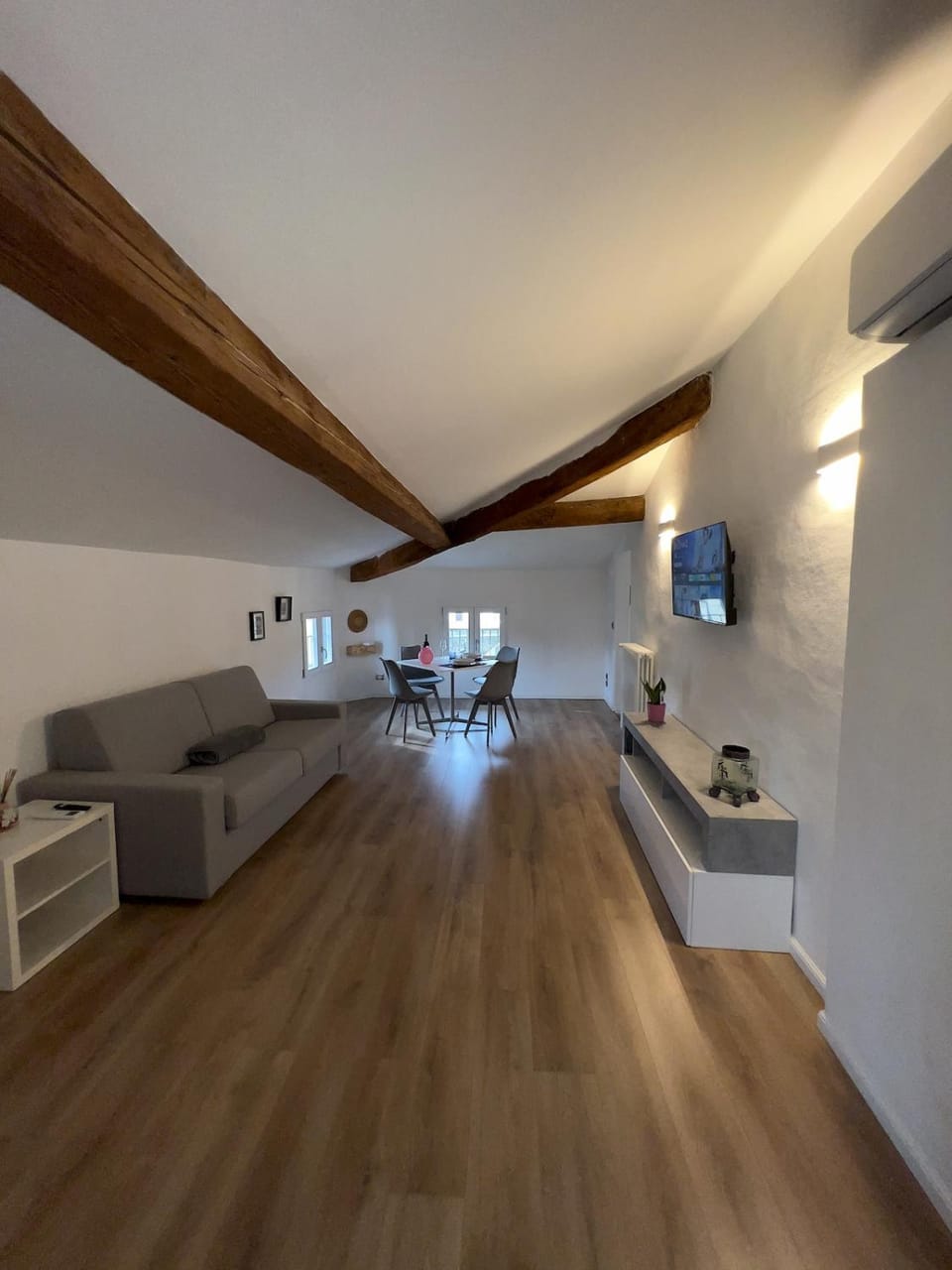 TV and multimedia, Living room, Seating area, Dining area