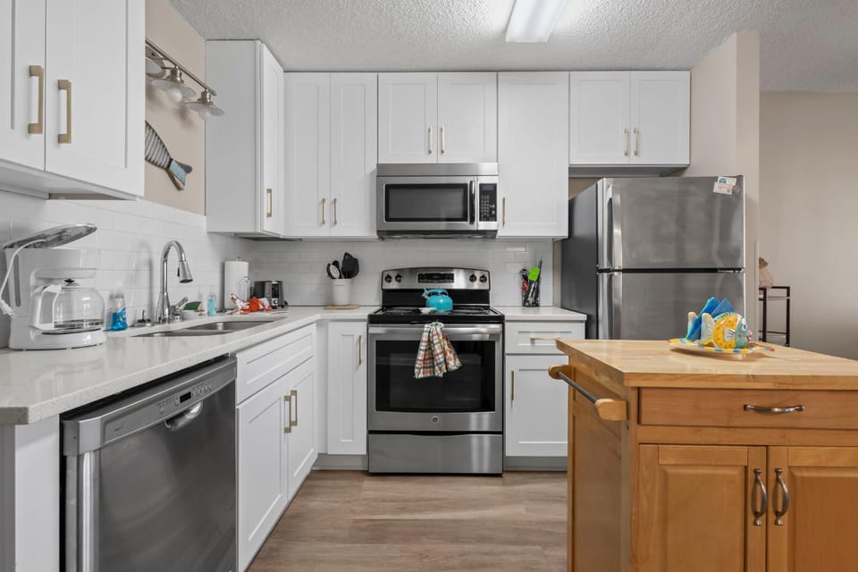Coffee/tea facilities, Kitchen or kitchenette, dishwasher, oven, stove, toaster