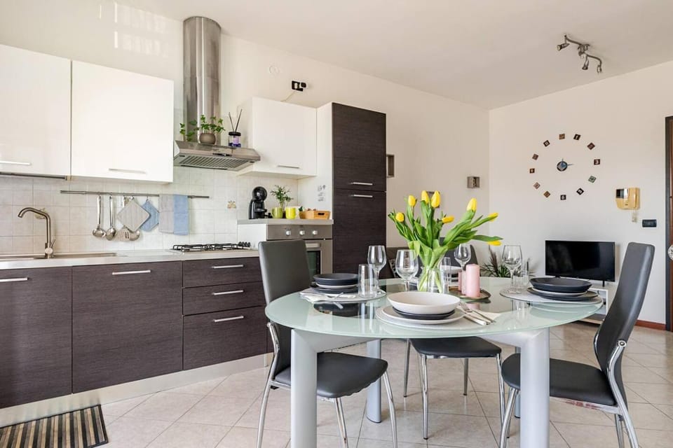 Kitchen or kitchenette, Dining area, stove