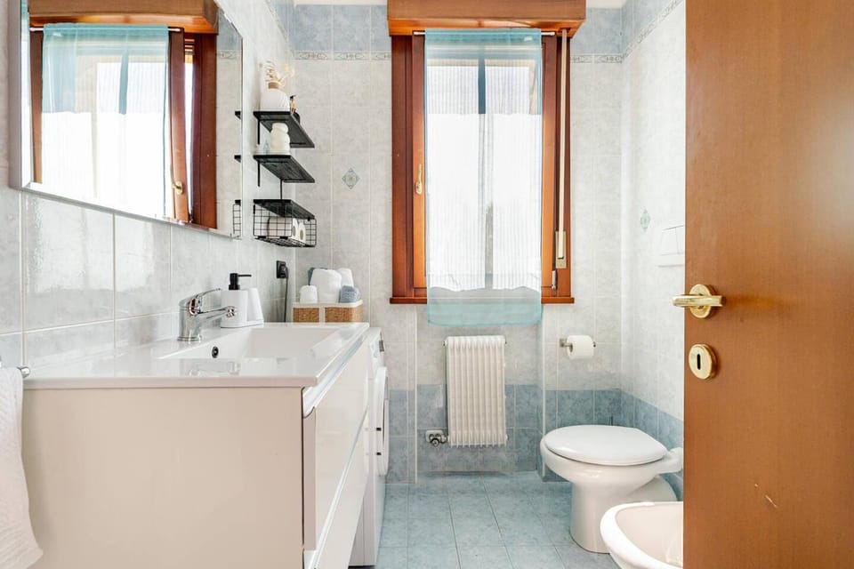 Toilet, Bathroom, bidet, towels