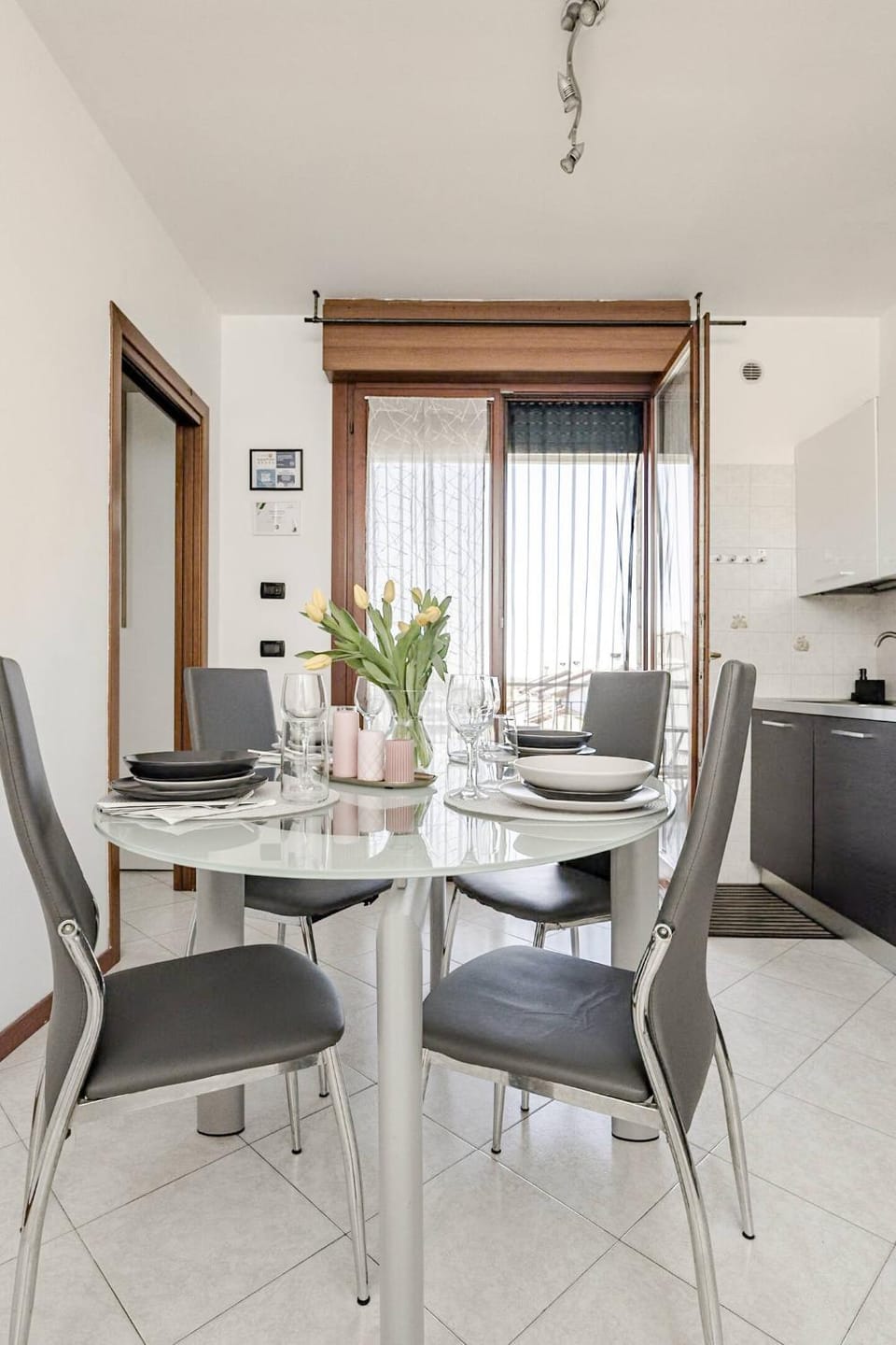 Kitchen or kitchenette, Dining area