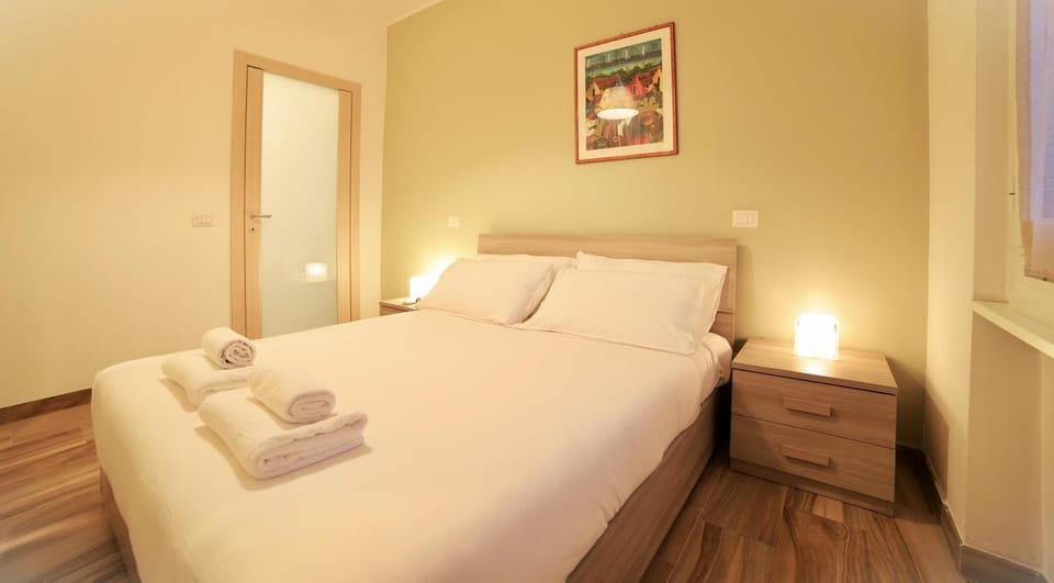 Bed, Bedroom, towels