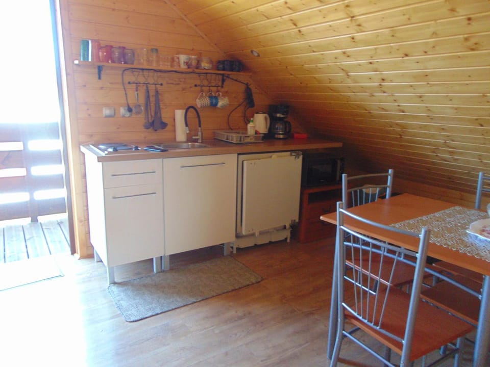 Coffee/tea facilities, Kitchen or kitchenette, stove