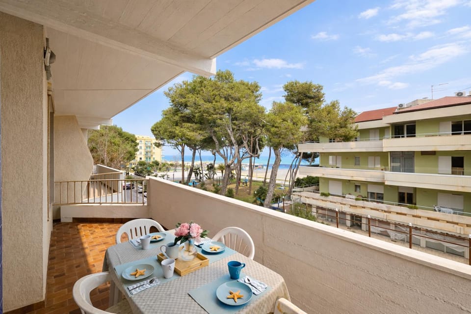 Property building, Balcony/Terrace, Dining area