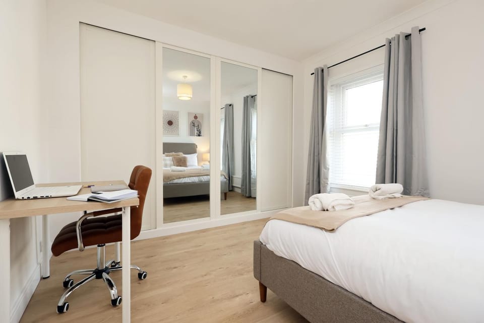 Bed, TV and multimedia, Photo of the whole room, Bedroom, hair dresser, towels