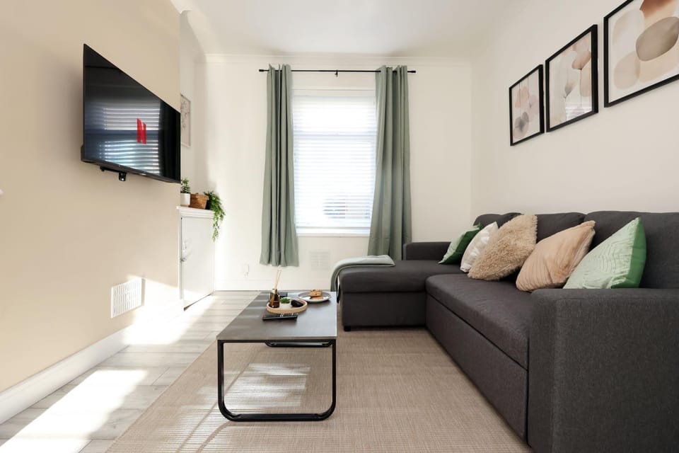 Communal lounge/ TV room, TV and multimedia, Living room, Seating area, Evening entertainment
