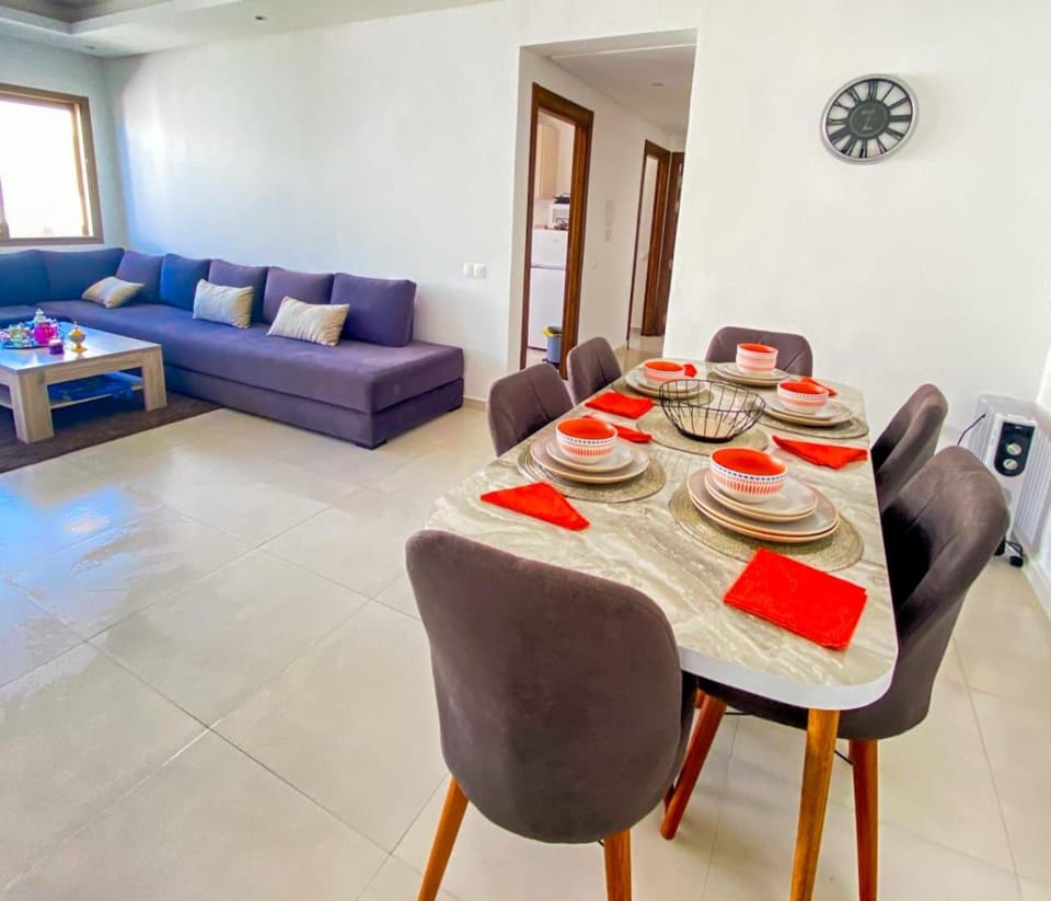 Appartement de Luxe Vue Mer Avec Climatisation ! Idéal pour Familles ! à 5 minutes à Pied de la Plage ! à environ 6 minutes en voiture du centre d'Agadir et à 10 minutes en voiture de Taghazout ! Apartment in Agadir