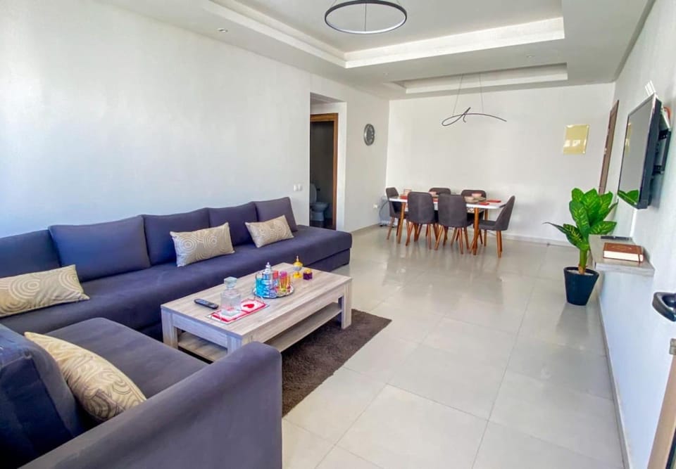 Appartement de Luxe Vue Mer Avec Climatisation ! Idéal pour Familles ! à 5 minutes à Pied de la Plage ! à environ 6 minutes en voiture du centre d'Agadir et à 10 minutes en voiture de Taghazout ! Apartment in Agadir