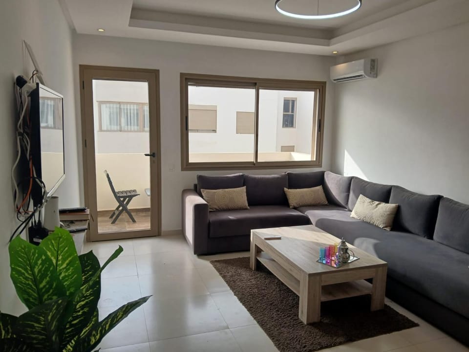 Appartement de Luxe Vue Mer Avec Climatisation ! Idéal pour Familles ! à 5 minutes à Pied de la Plage ! à environ 6 minutes en voiture du centre d'Agadir et à 10 minutes en voiture de Taghazout ! Apartment in Agadir