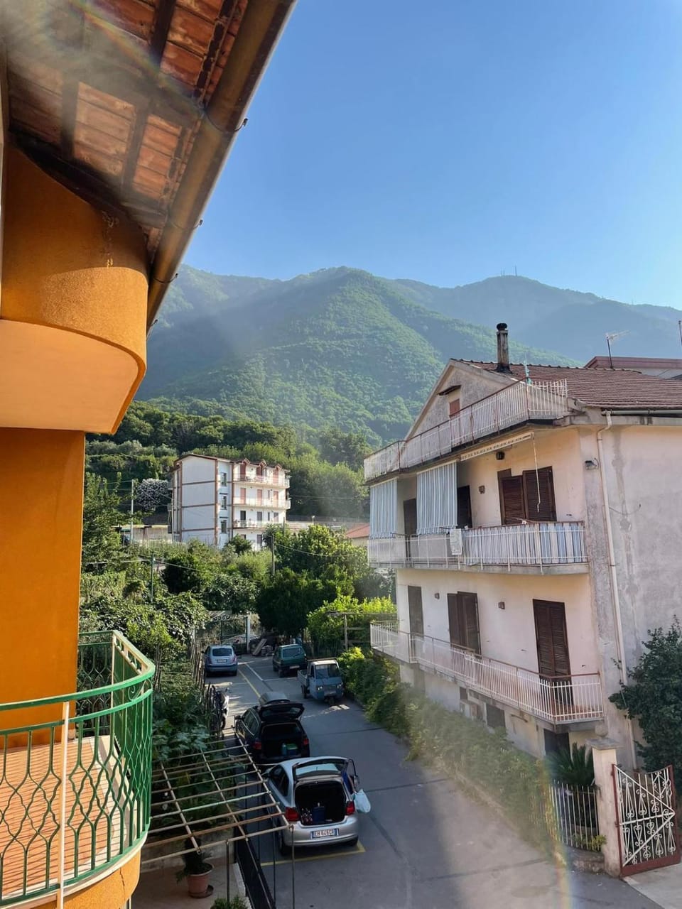 Property building, Neighbourhood, Natural landscape, Mountain view, Parking