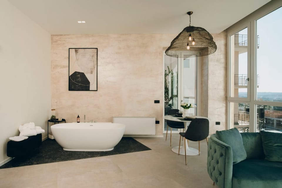 Hot Tub, Living room, Photo of the whole room, Seating area