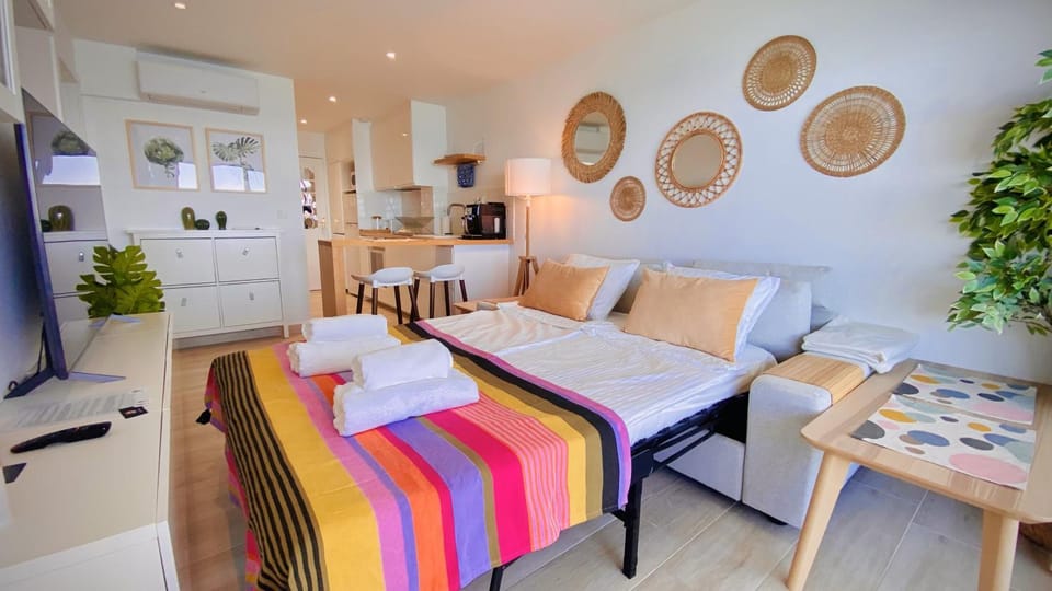 Bed, TV and multimedia, Living room, towels, kitchen