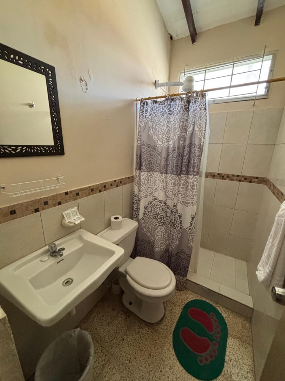 Shower, Toilet, Bathroom, towels