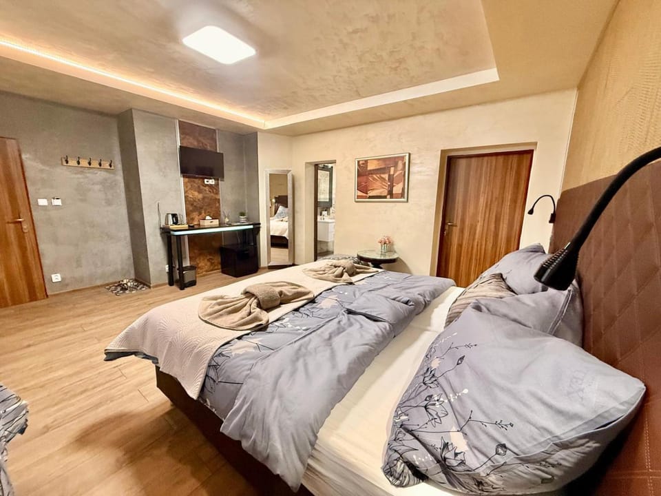 Bed, Seating area, towels