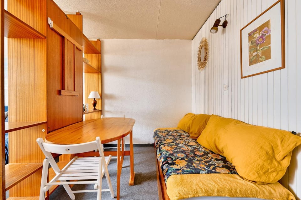 Bed, kitchen