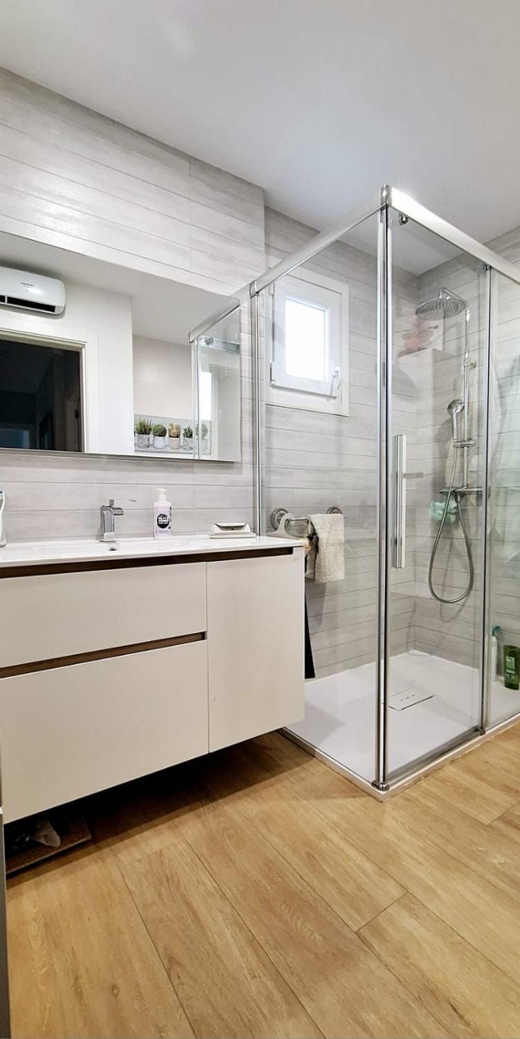 Shower, Internal: Not applicable to any particular room