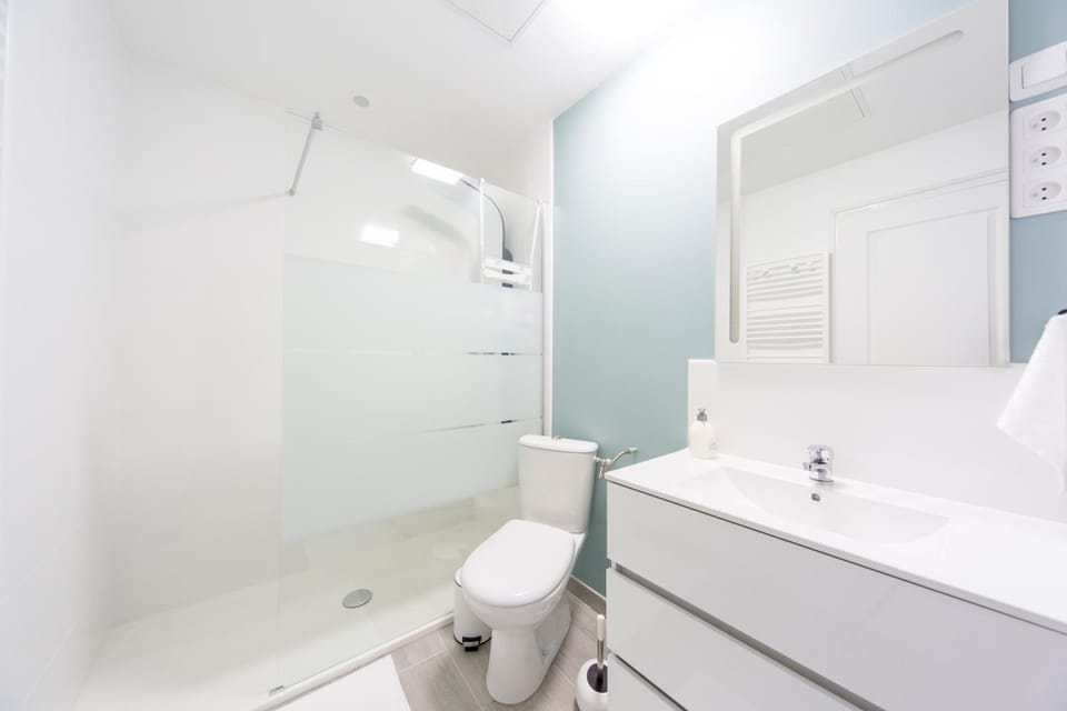 Shower, Toilet, Bathroom, towels