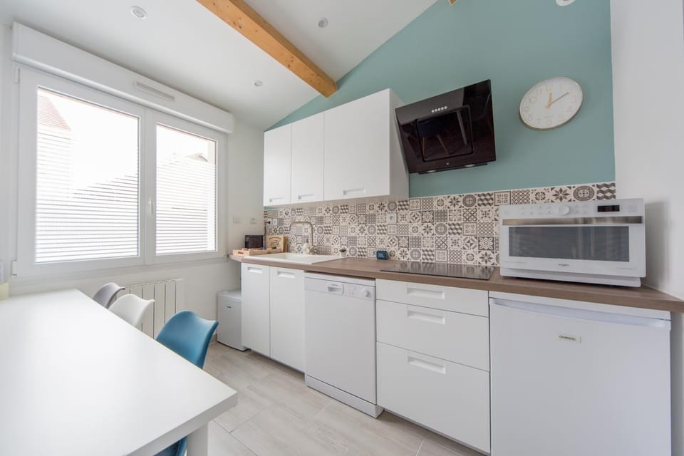 Kitchen or kitchenette, Dining area, dishwasher, stove, toaster