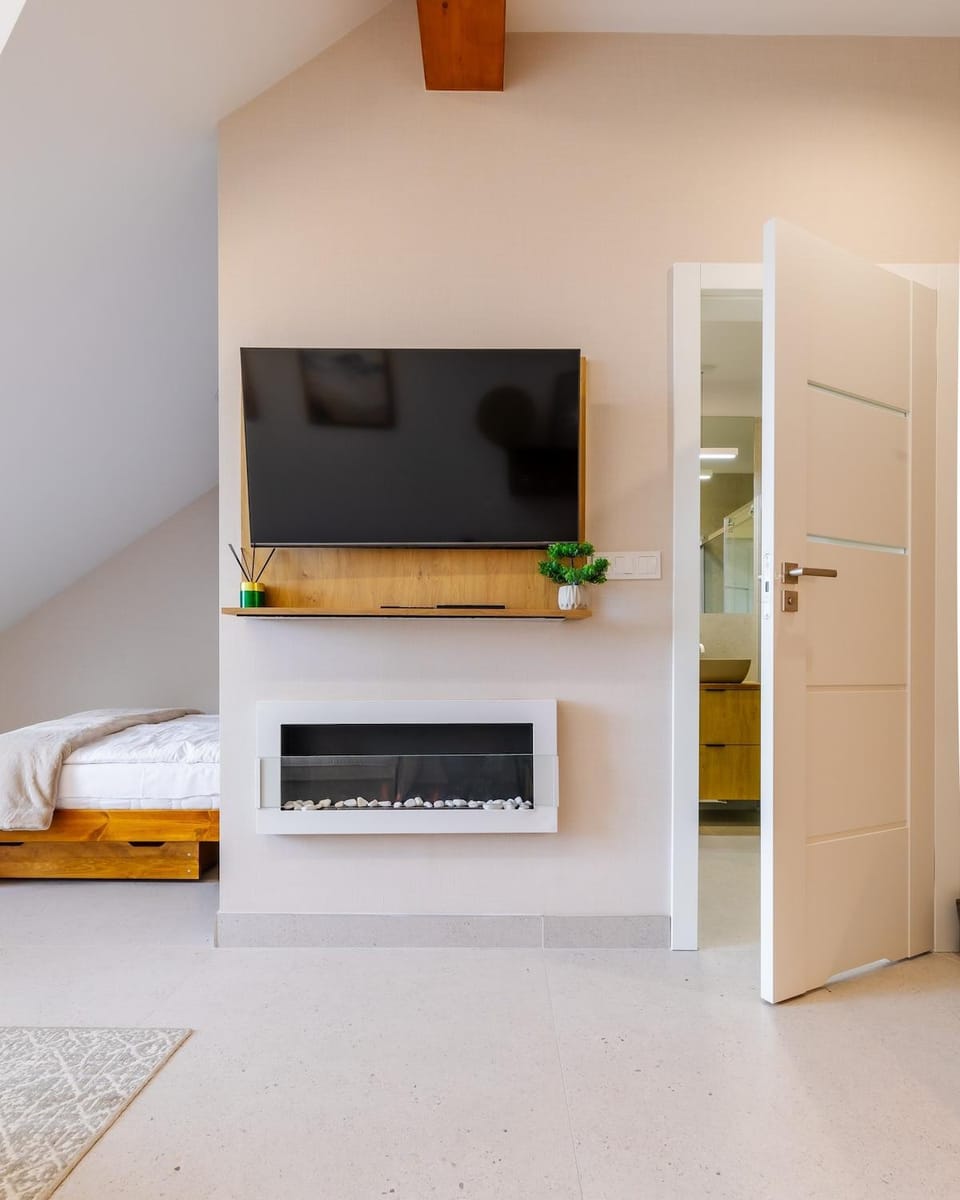 Bed, TV and multimedia, Bedroom, fireplace