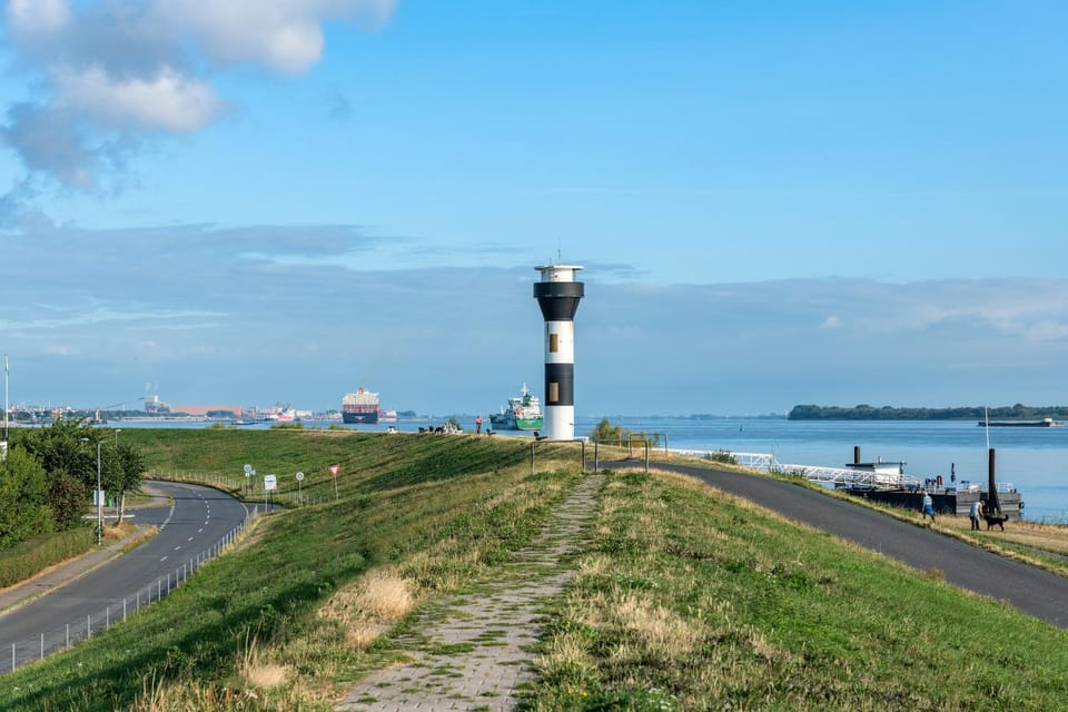 Nearby landmark, Day, Neighbourhood, Natural landscape, River view