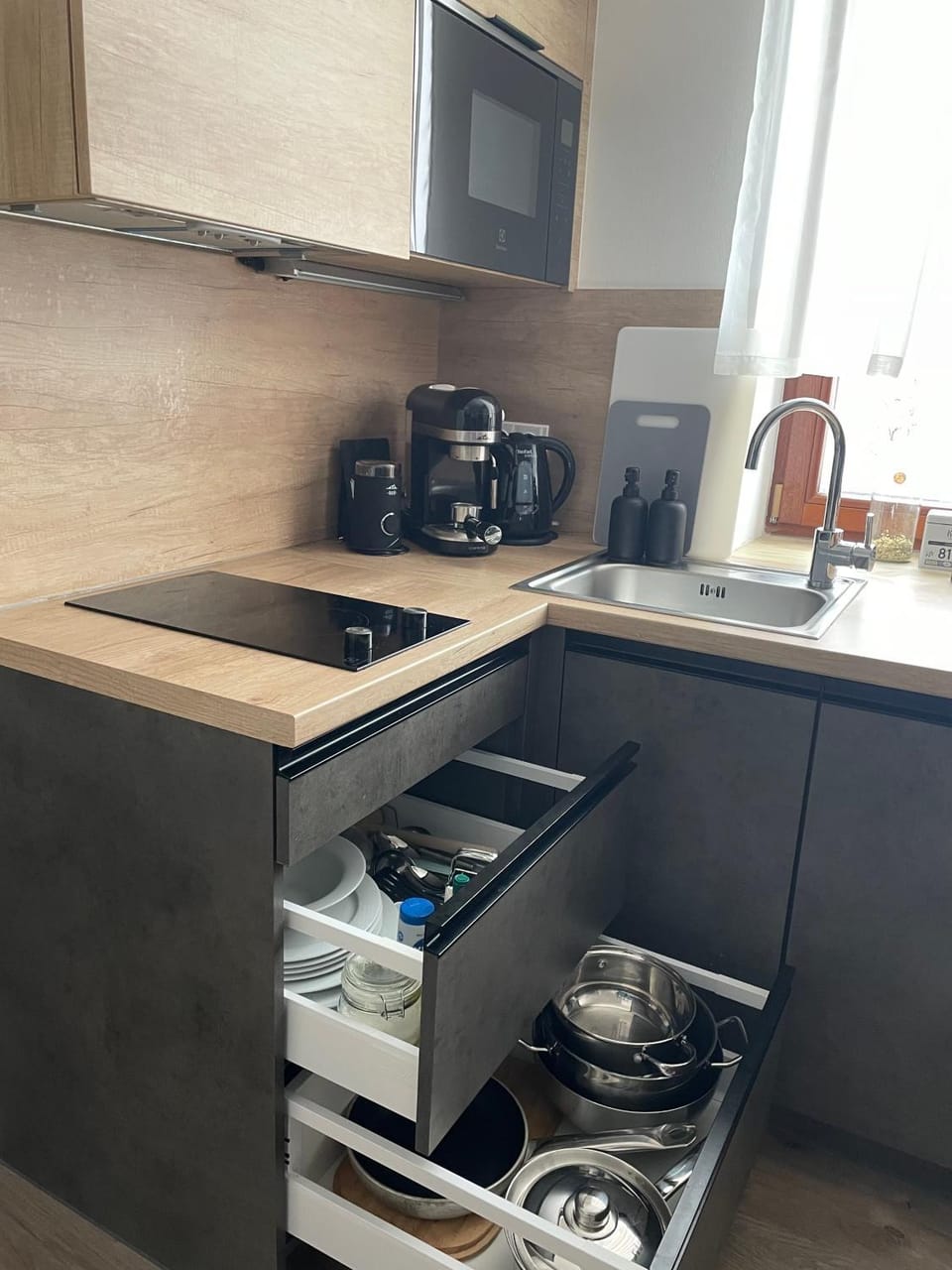 Kitchen or kitchenette, minibar, stove, toaster