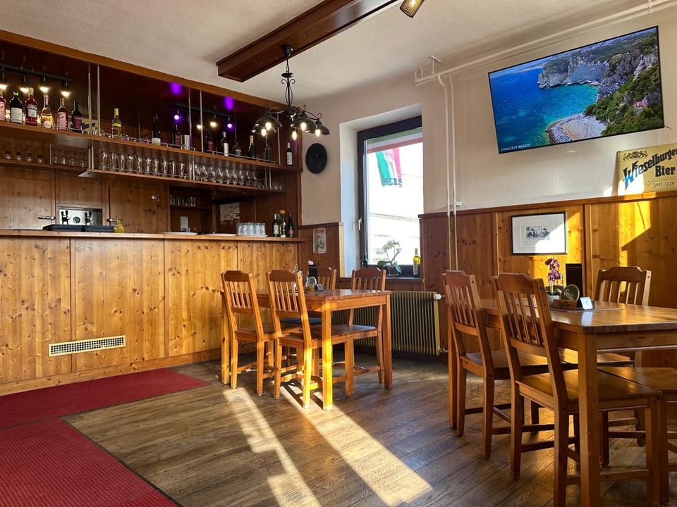 Nightclub / DJ, TV and multimedia, Living room, Lounge or bar, Food and drinks, Banquet/Function facilities, Seating area, Drinks
