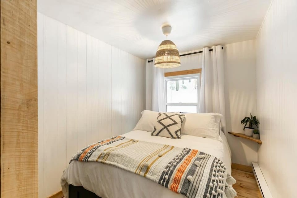 Le 88 Howard - Spa Sauna River & Cute Bridge Chalet in New Hampshire