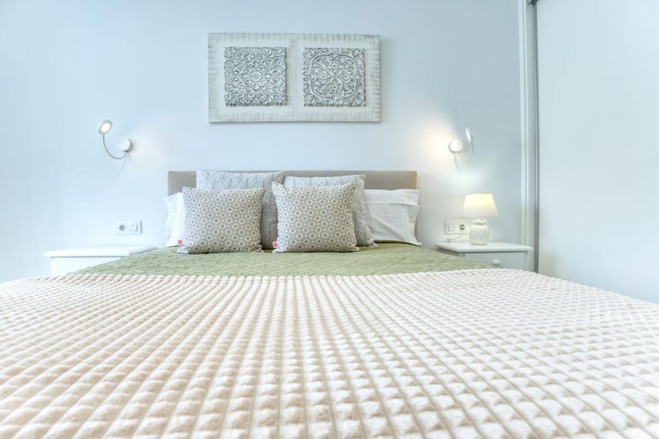Photo of the whole room, Bedroom