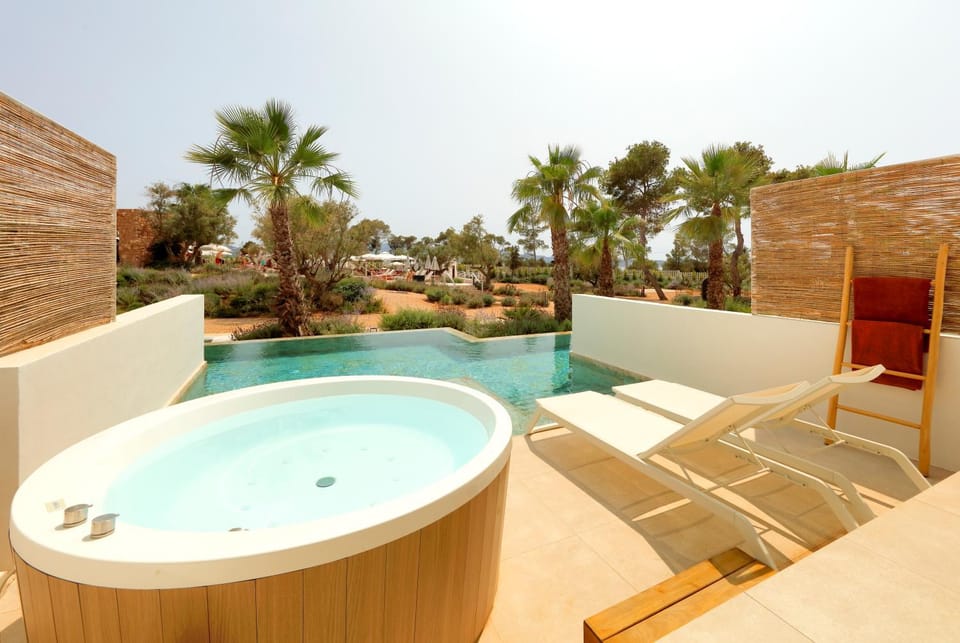 Day, Hot Tub, Balcony/Terrace, Pool view, Swimming pool, sunbed
