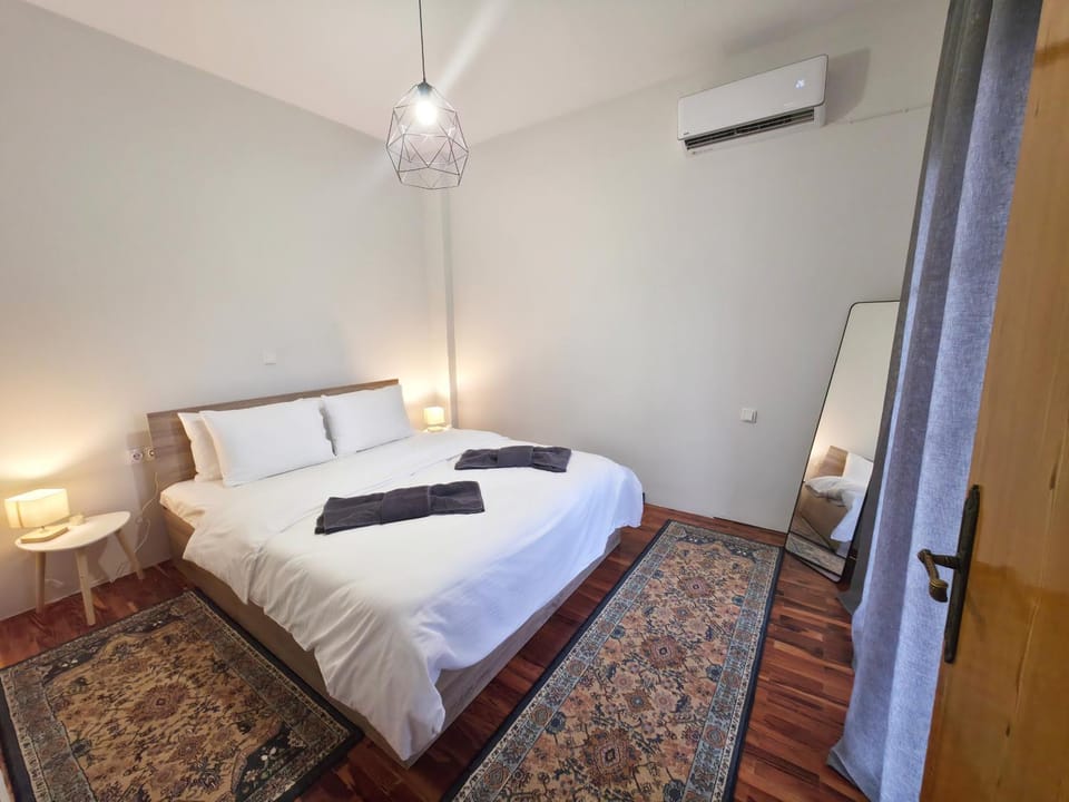 Bed, Photo of the whole room, Bedroom, air conditioner