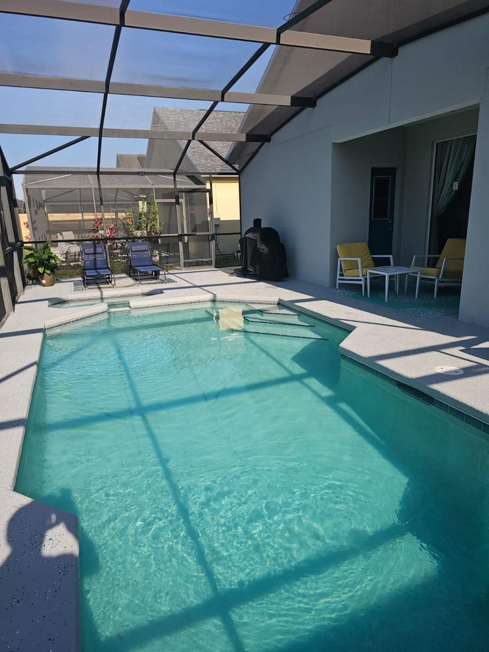 Patio, Swimming pool, sunbed