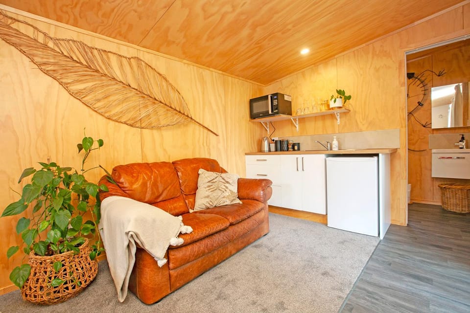Boutique Country Retreat -Outdoor bath Chalet in Waikato