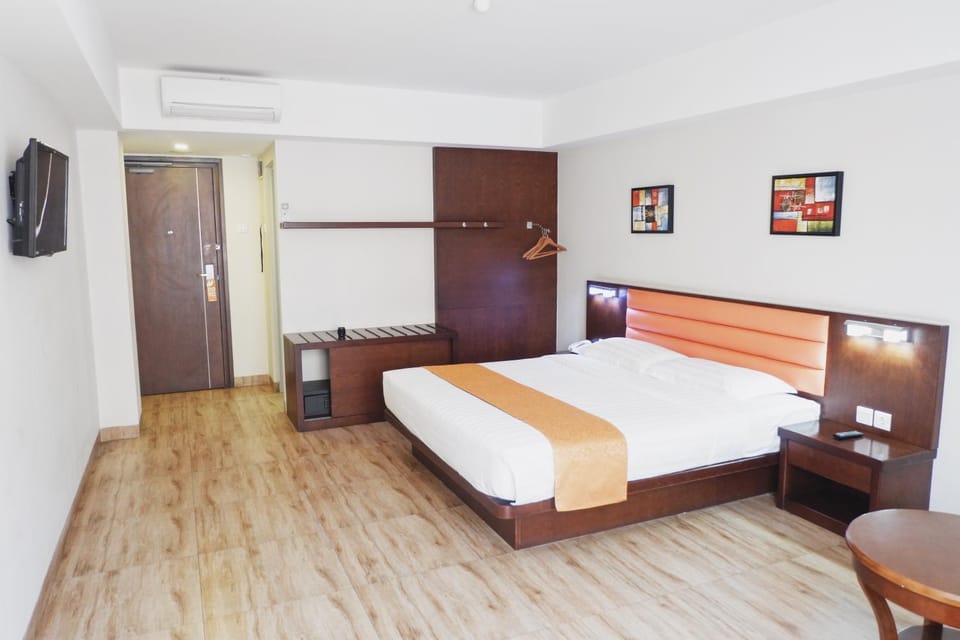 Bed, TV and multimedia, Photo of the whole room, wardrobe