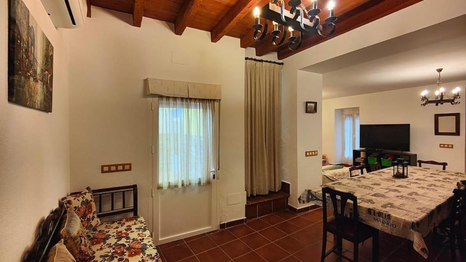 La Casa Amarilla de Villasequilla House in La Mancha
