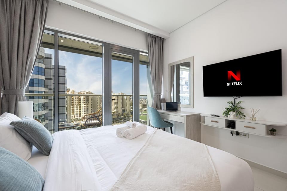 Infinity Pool Studio in Palm Jumeirah on Exclusive West Beach Apartment in Dubai