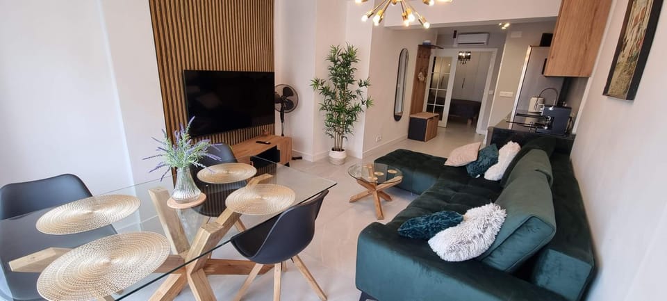 Communal lounge/ TV room, TV and multimedia, Living room, Seating area, Dining area, Evening entertainment