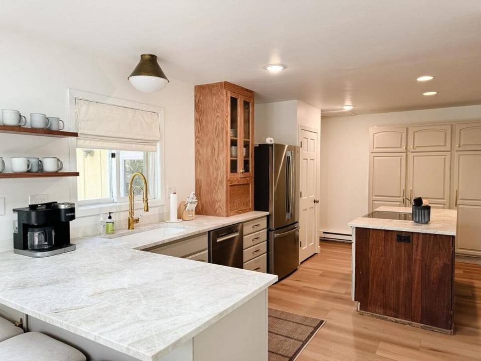 Downtown Sister Bay New Listing - Cardinal Retreat House in Sister Bay