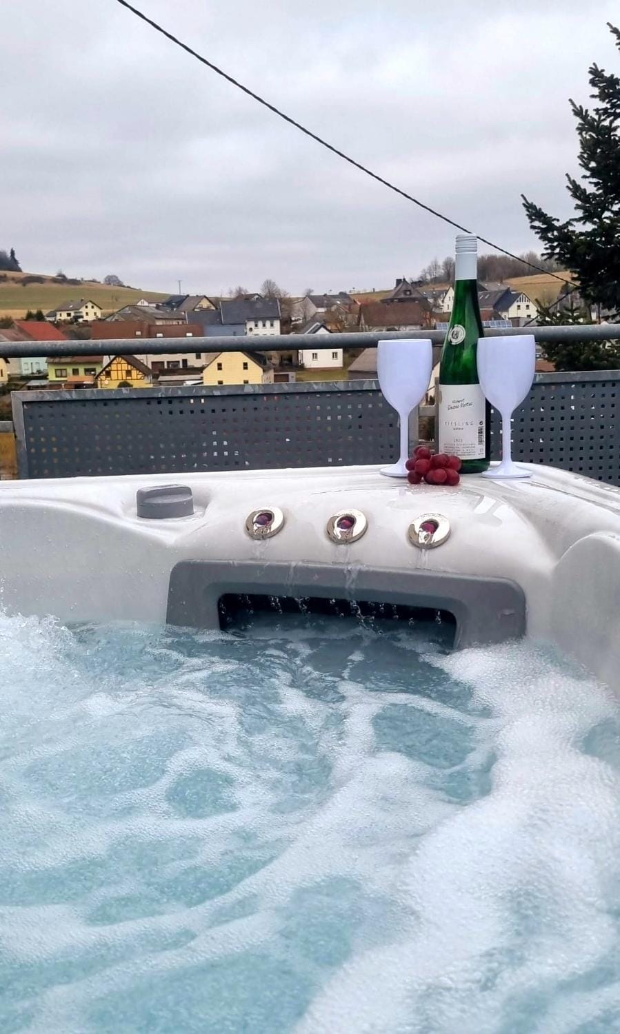 Wellnesshaus Dorfblick mit Outdoor-Jacuzzi und Infrarotkabine House in Vulkaneifel